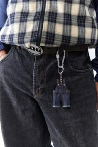 Schlüsselanhänger Mit Mini-Latzhose Aus Jeansstoff - Urban Outfitters - Modalova