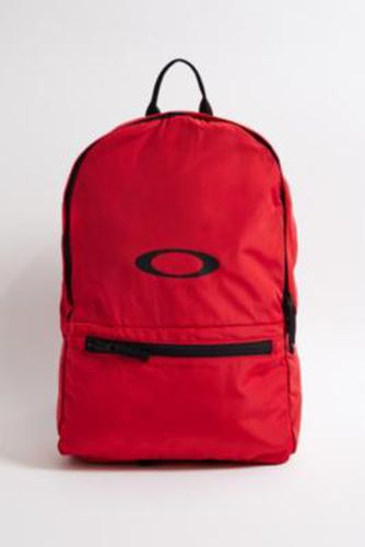 Red Packable Backpack - Red ALL at Urban Outfitters - Oakley - Modalova