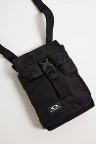 UO Exclusive Flat Crossbody Bag - Black at Urban Outfitters - Oakley - Modalova