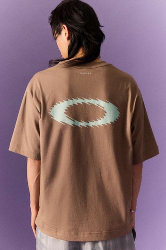 UO Exclusive Broken Ellipse Logo T-Shirt - L at Urban Outfitters - Oakley - Modalova