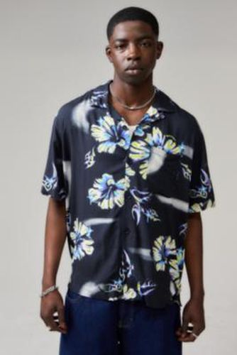 UO Airbrush Hibiscus Shirt 2XS at - Urban Outfitters - Modalova