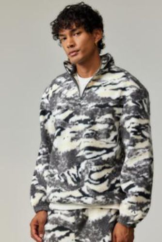 Abstract Camo Fleece 2XS at Urban Outfitters - Ayker - Modalova