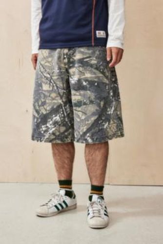 UO Exclusive Camo Colossus Shorts - Green 30 at Urban Outfitters - Jaded London - Modalova