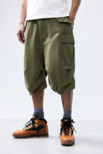 UO Exclusive Green Cargo Shorts - Green S at Urban Outfitters - Temp Collective - Modalova
