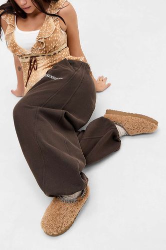 Chestnut Maxi Curly Tasman Slippers - UK 5 at Urban Outfitters - UGG - Modalova