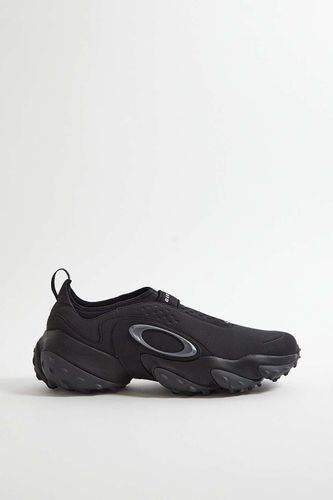 Edge Icon Blackout Trainers - UK 9 at Urban Outfitters - Oakley - Modalova