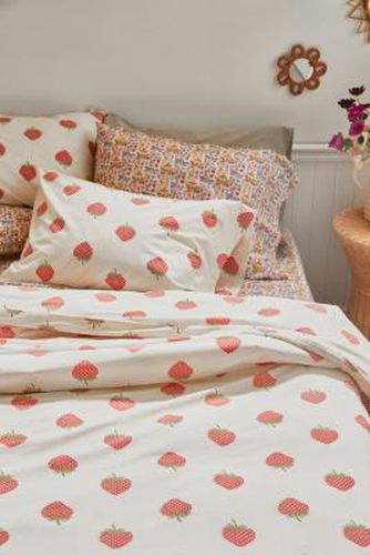 Strawberry Duvet Set - White Single at - Urban Outfitters - Modalova