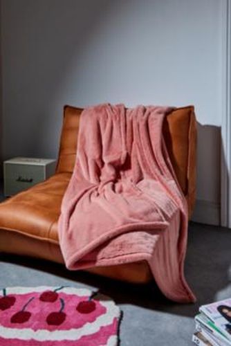 Pink Faux Fur Throw Blanket - Pink 127cm x 157cm at - Urban Outfitters - Modalova