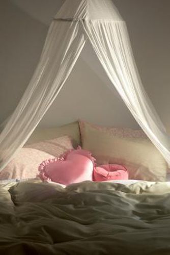 Chloe Guaze Bed Canopy ALL at - Urban Outfitters - Modalova