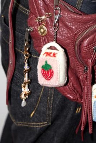 UO Strawberry Milk Carton Keyring ALL at - Urban Outfitters - Modalova