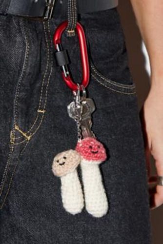 UO Knitted Mushroom Keyring at - Urban Outfitters - Modalova