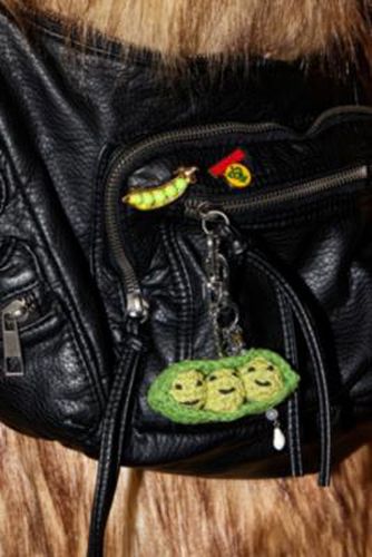 UO Knitted Pea Pod Keyring - ALL at - Urban Outfitters - Modalova