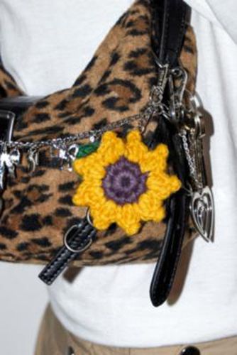 UO Knitted Sunflower Keyring - at - Urban Outfitters - Modalova