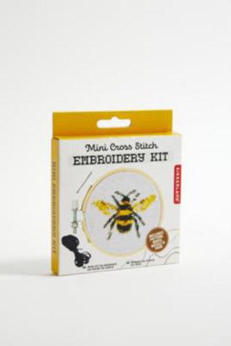 Bee Mini Cross Stitch Embroidery Set ALL at - Urban Outfitters - Modalova