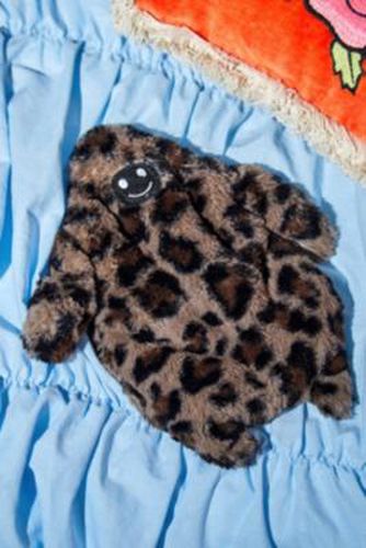 Huggable Leopard Print Betty Yeti Hand Warmer - Brown ALL at - Urban Outfitters - Modalova