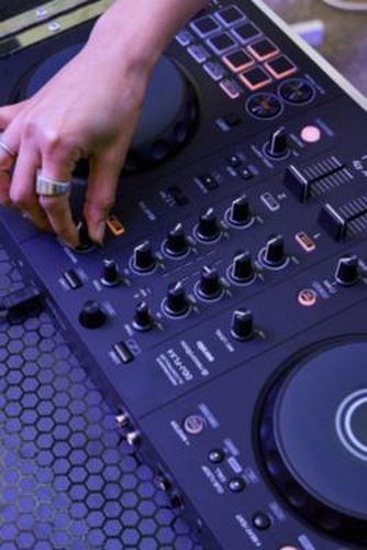 DDJ-FLX4 DJ Controller - 48.2cm x 5.9cm x 27.3cm at Urban Outfitters - Pioneer DJ - Modalova