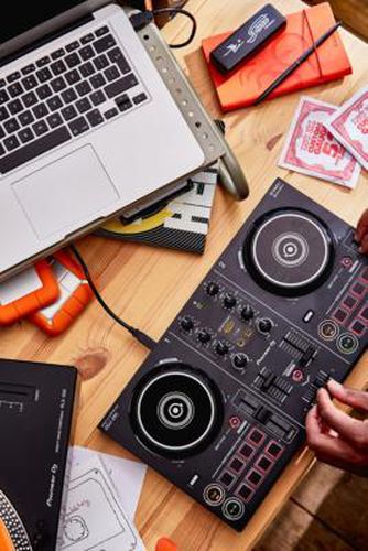 DDJ-200 Smart DJ Controller - Black 34.2cm x 58.3cm x 13.1cm at Urban Outfitters - Pioneer DJ - Modalova