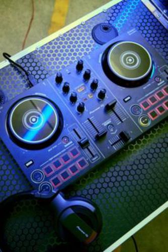 DDJ-200 Smart DJ Controller - 34.2cm x 58.3cm x 13.1cm at Urban Outfitters - Pioneer DJ - Modalova