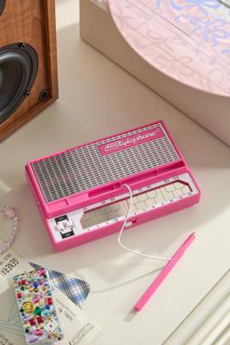 Stylophone - 9.7cm x 15.9cm x 4.8cm at - Urban Outfitters - Modalova