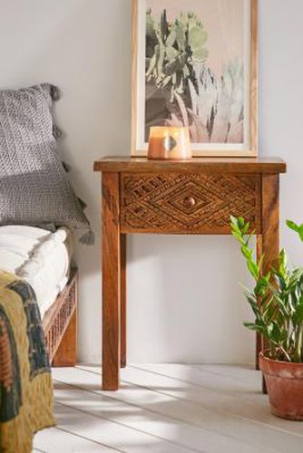 Amira Carved Side Table - Brown H: 61cm x W: 31cm x L: 50cm at - Urban Outfitters - Modalova