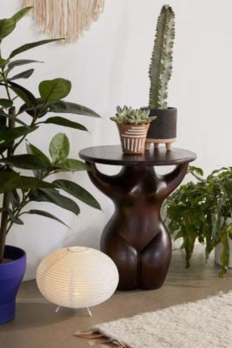 Goddess Side Table - Brown Dia: 39.4cm x H: 45.7cm at - Urban Outfitters - Modalova