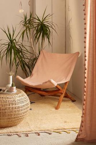 Kumi Deck Chair - Pink 63cm x 79cm x 75cm at - Urban Outfitters - Modalova