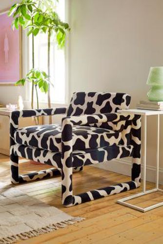 Everly Lounge Velvet Chair - Black/White L: 81cm x W: 79cm x H: 79cm at - Urban Outfitters - Modalova