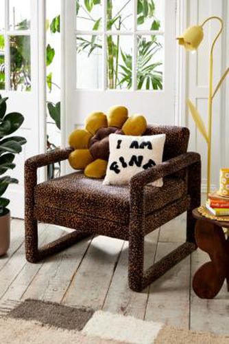 Everly Leopard Print Velvet Chair L: 81.2cm x W: 77.4cm x H: 76.2cm at - Urban Outfitters - Modalova