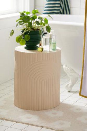 Carved Side Table - Cream Dia 36.2cm x H: 43.8cm at - Urban Outfitters - Modalova