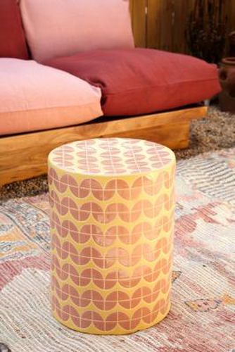 Wavy Side Table - Orange L: 33cm x W: 33cm x H: 44cm at - Urban Outfitters - Modalova