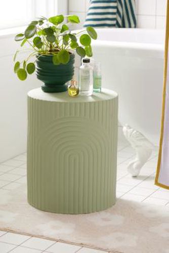 Carved Side Table - Green Dia 36.2cm x H: 43.8cm at - Urban Outfitters - Modalova