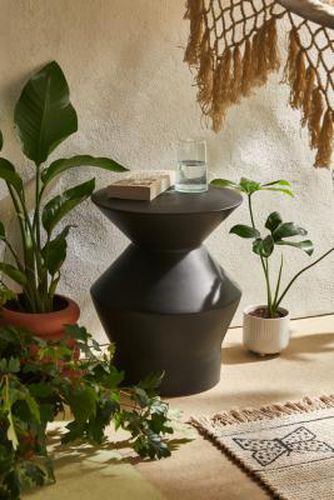 Silas Side Table - Black W: 35cm x H: 45cm at - Urban Outfitters - Modalova