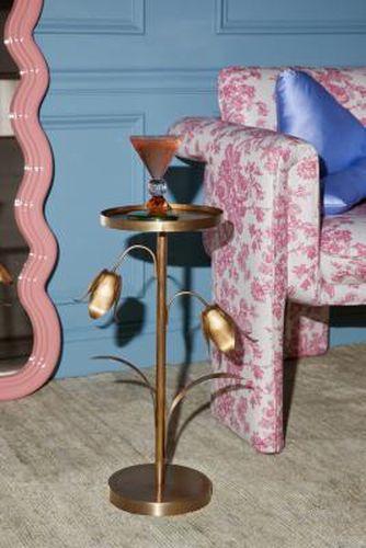 Tulip Metal Drinks table - Gold ALL at - Urban Outfitters - Modalova