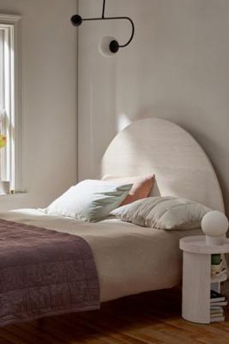 Tabitha Oak King Bed - at - Urban Outfitters - Modalova