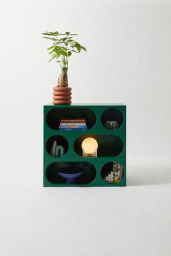 Green Ebba Bookshelf - Green L: 86.3cm x W: 36.8cm x H: 86.3cm at - Urban Outfitters - Modalova