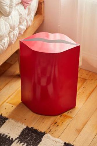 Lips Side Table - Red L: 35.5cm x W: 21.6cm x H: 45.7cm at - Urban Outfitters - Modalova