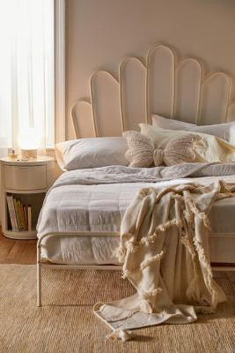 Scalloped Double Bed - White at - Urban Outfitters - Modalova