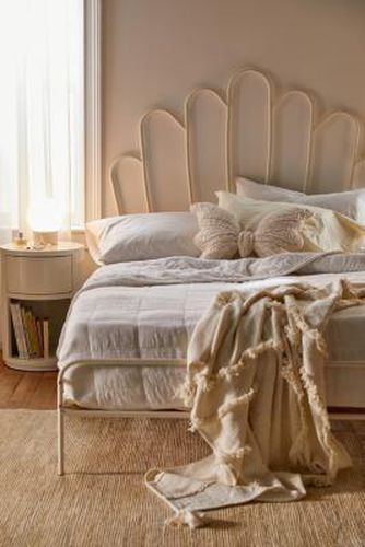 Scalloped King Bed - at - Urban Outfitters - Modalova