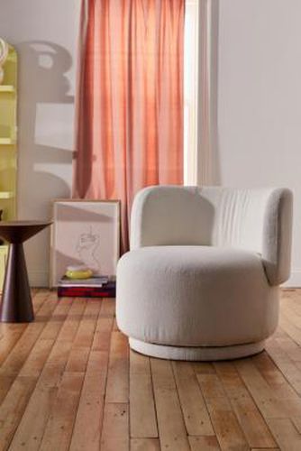 Amaia Swivel Chair - Cream L: 86.5cm x W: 83cm x H: 75cm at - Urban Outfitters - Modalova