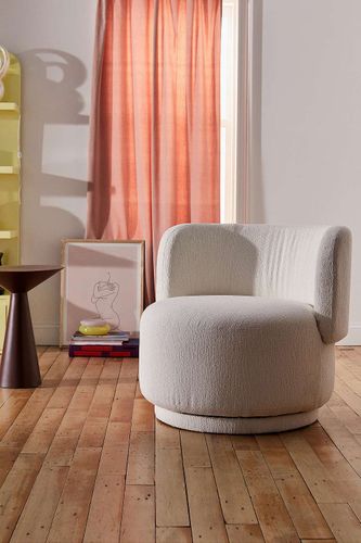 Amaia Swivel Chair - Cream L: 86.5cm x W: 83cm x H: 75cm at - Urban Outfitters - Modalova