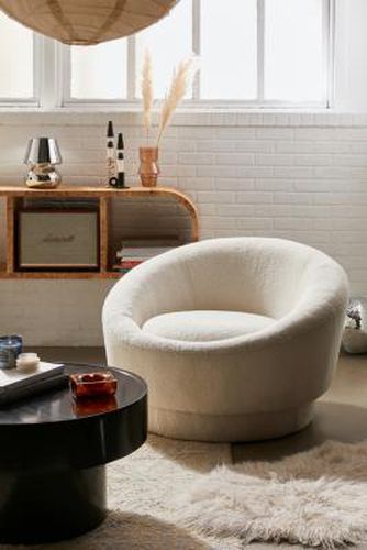 Helios Cream Swivel Chair - Cream L: 100.1cm x W: 98.5cm x H: 71.1cm at - Urban Outfitters - Modalova