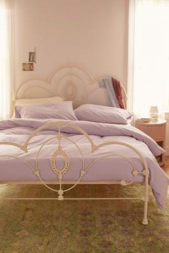 Etta Metal King Bed - White at - Urban Outfitters - Modalova