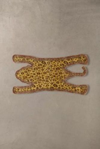 Leonore Leopard Shape 2x3 Rug - Gold at - Urban Outfitters - Modalova