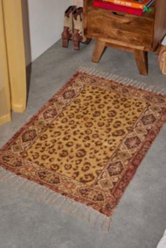 Leonore Gold Chenille 2x3 Rug - Gold at - Urban Outfitters - Modalova