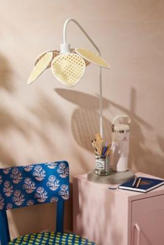 Flora Desk Lamp - White ALL at - Urban Outfitters - Modalova