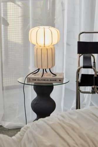 Caden Table Lamp - White ALL at - Urban Outfitters - Modalova