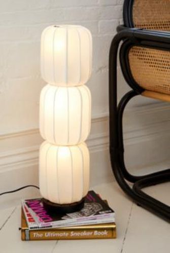 Caden Floor Lamp - White ALL at - Urban Outfitters - Modalova