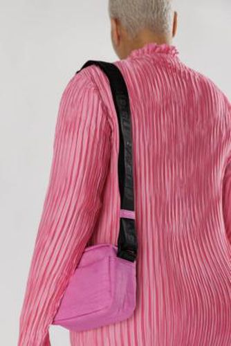 Pink Camera Crossbody Bag - Pink 21.6cm x 14cm x 5.8cm at Urban Outfitters - BAGGU - Modalova