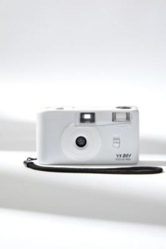 Matte White UO Exclusive Autofocus 35mm Camera - White at - Urban Outfitters - Modalova