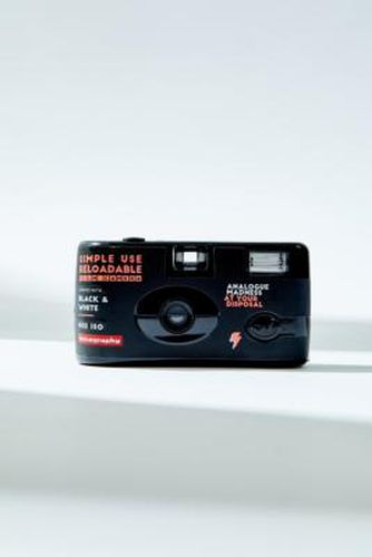 Black & Simple Use Reusable 35mm Film Camera - at Urban Outfitters - Lomography - Modalova